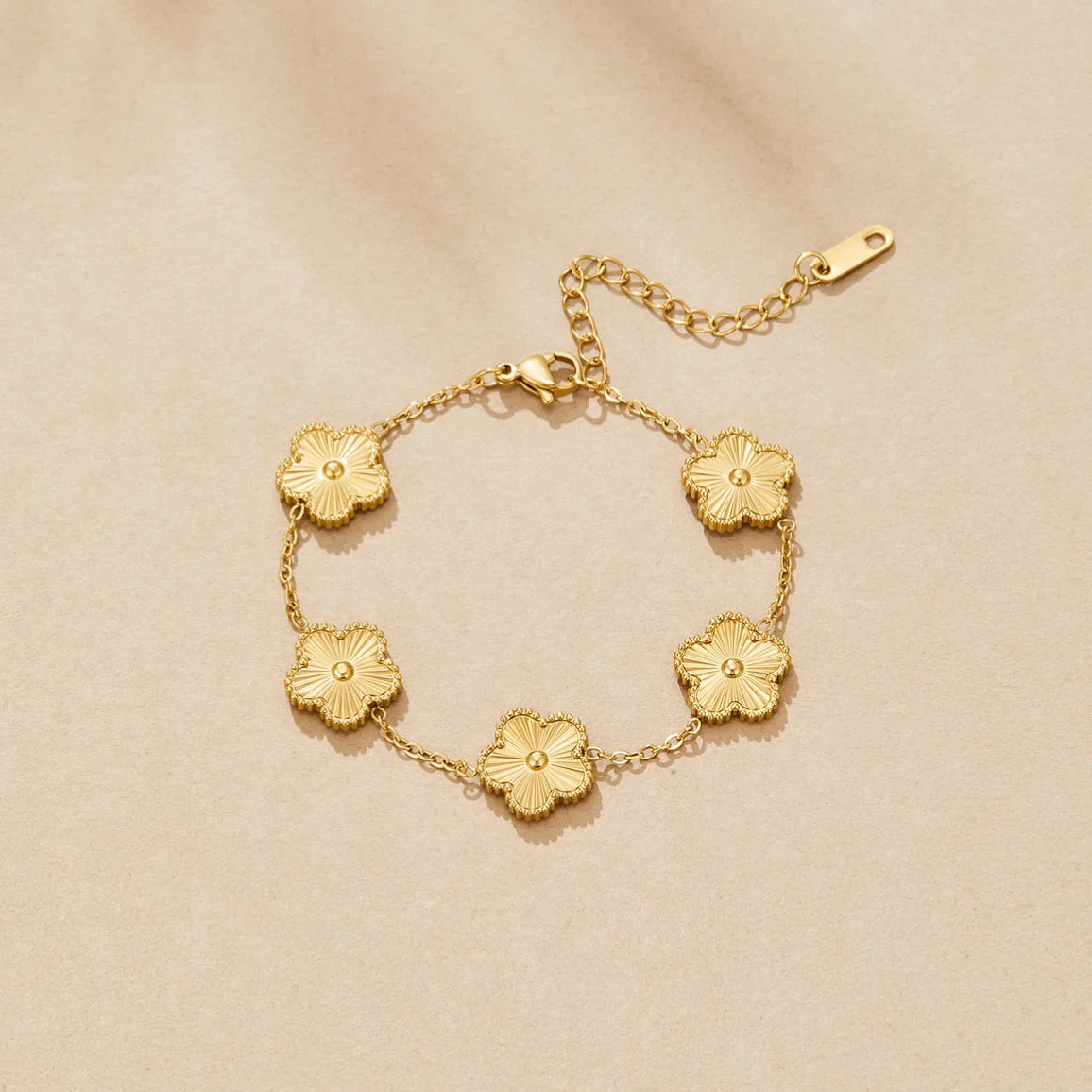 Bracelet Trèfle Fleur Doré – Chance & Élégance