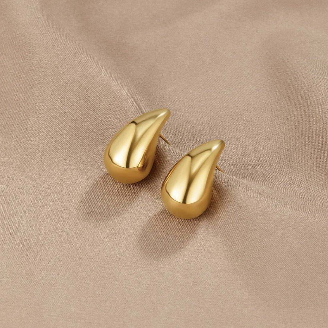 Boucles d’Oreilles Goutte Dorées – Élégance & Lumière