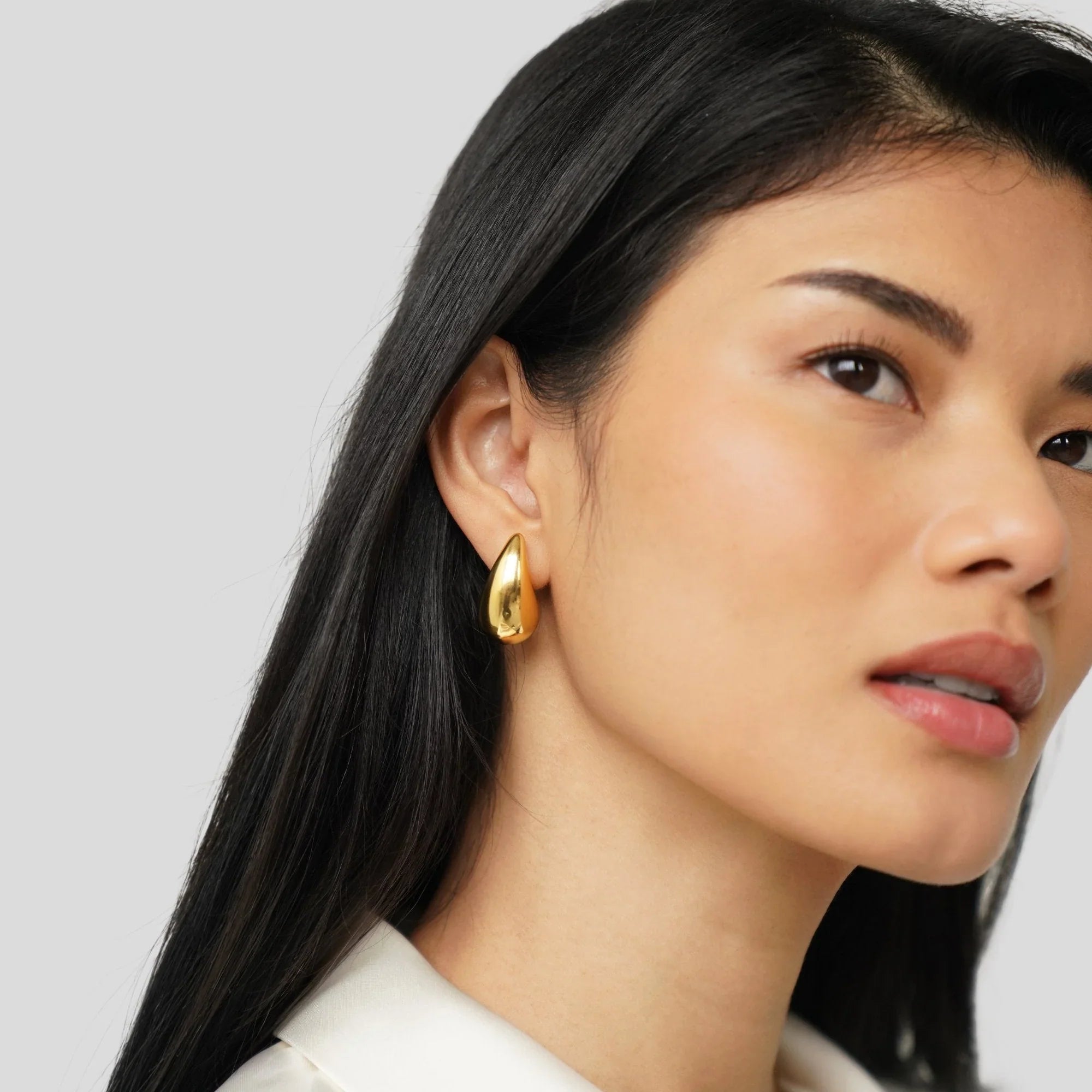 Boucles d’Oreilles Goutte Dorées – Élégance & Lumière